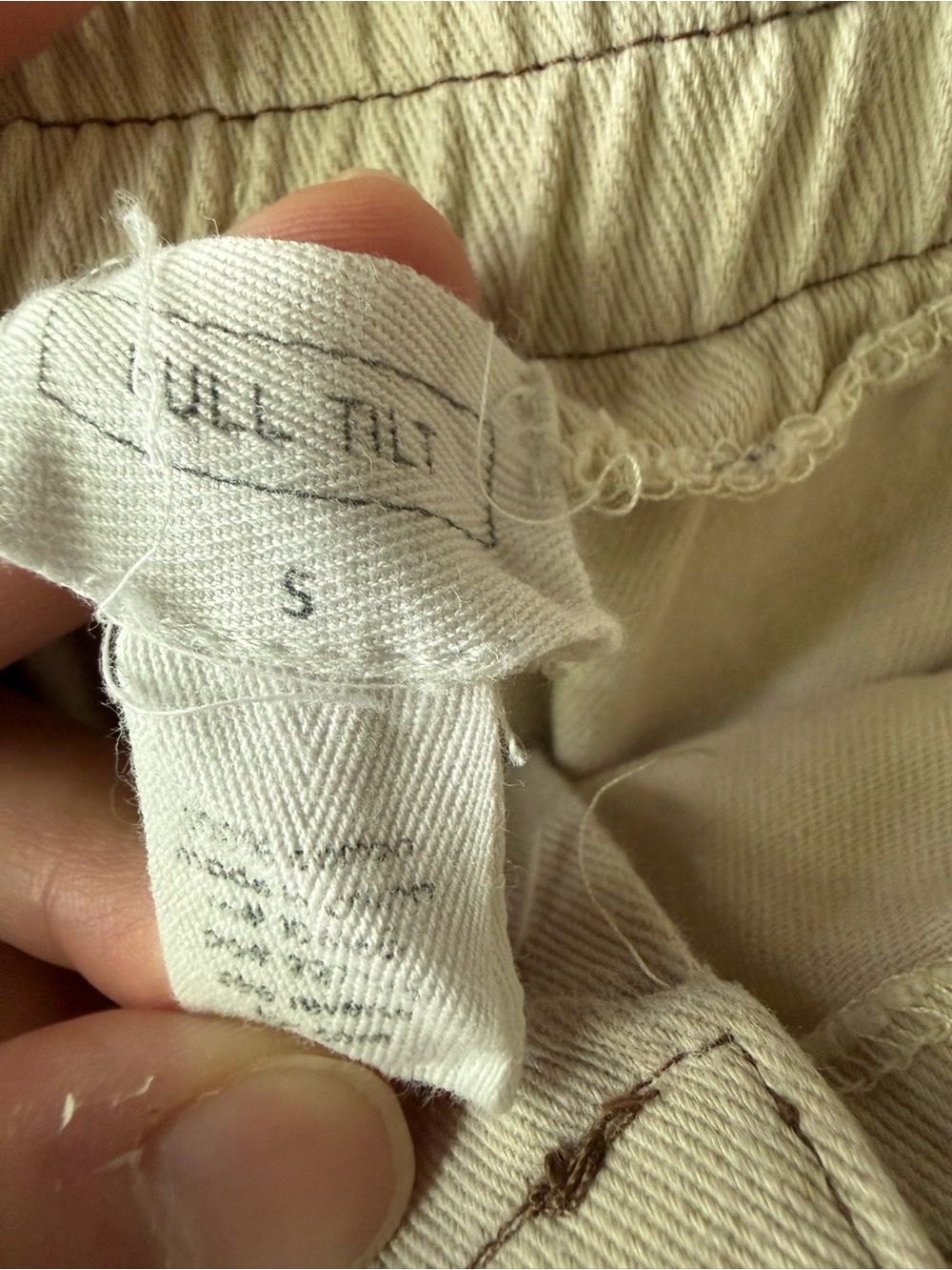 Full Tilt cream cargo shorts in excellent condition size small with pockets - Picture 3 of 7
